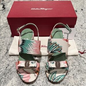 Salvatore Ferragamo Giulia Floral print - size 9. NIB.